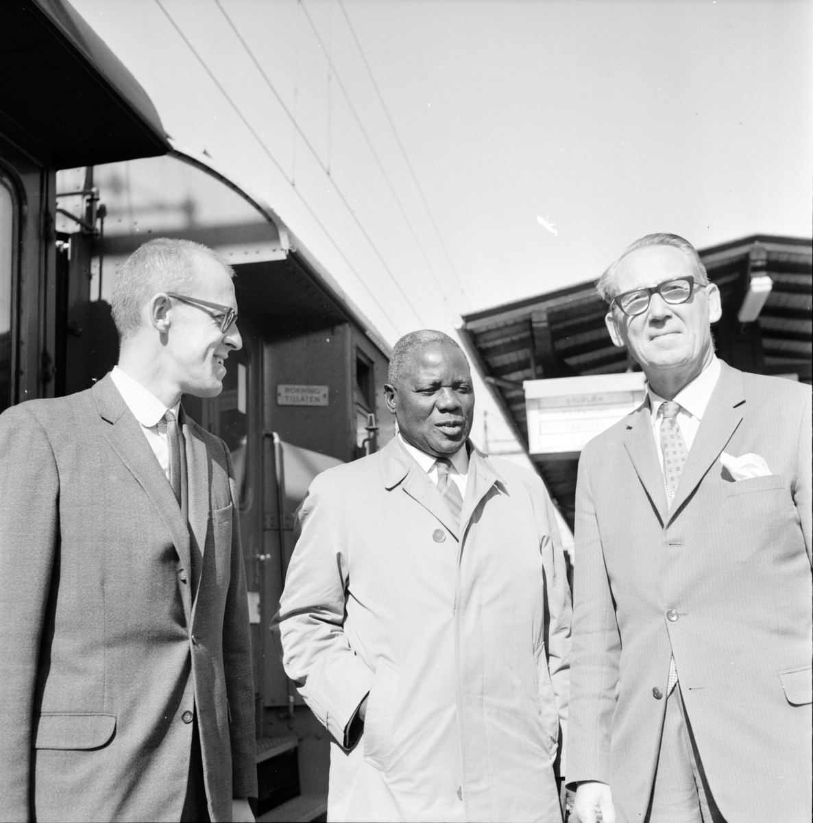 Alfta prästgård. Mannen i mitten på bilden är Josia Bvajurayi Hove (1907-1976) som var pastor och ordförande i Evangelical Lutheran Church in Zimbabwe (ELCZ). 4 September 1964.