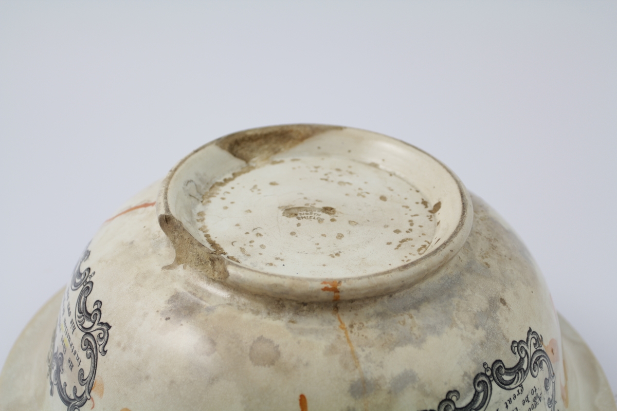 Stor bolle i steintøy. Smal i bunnen og krager ut i toppen. En lav stett i bunnen. Dekorert både utvendig og innvendig. Fire felt utvendig og fire felt innvendig. Varierer mellom bilde og felt med tekst. Teksten er engelsk. Motiv forestiller kompass med skip i bakgrunnen, samt et motiv fra elven Wear i England med broen Wearmouth bridge "Cast Iron Bridge". Dette samme motivet finnes på flere boller av samme produsent. Motivene er brent på ved en overføringsteknikk ved motiv på papir som trykkes på overflaten.