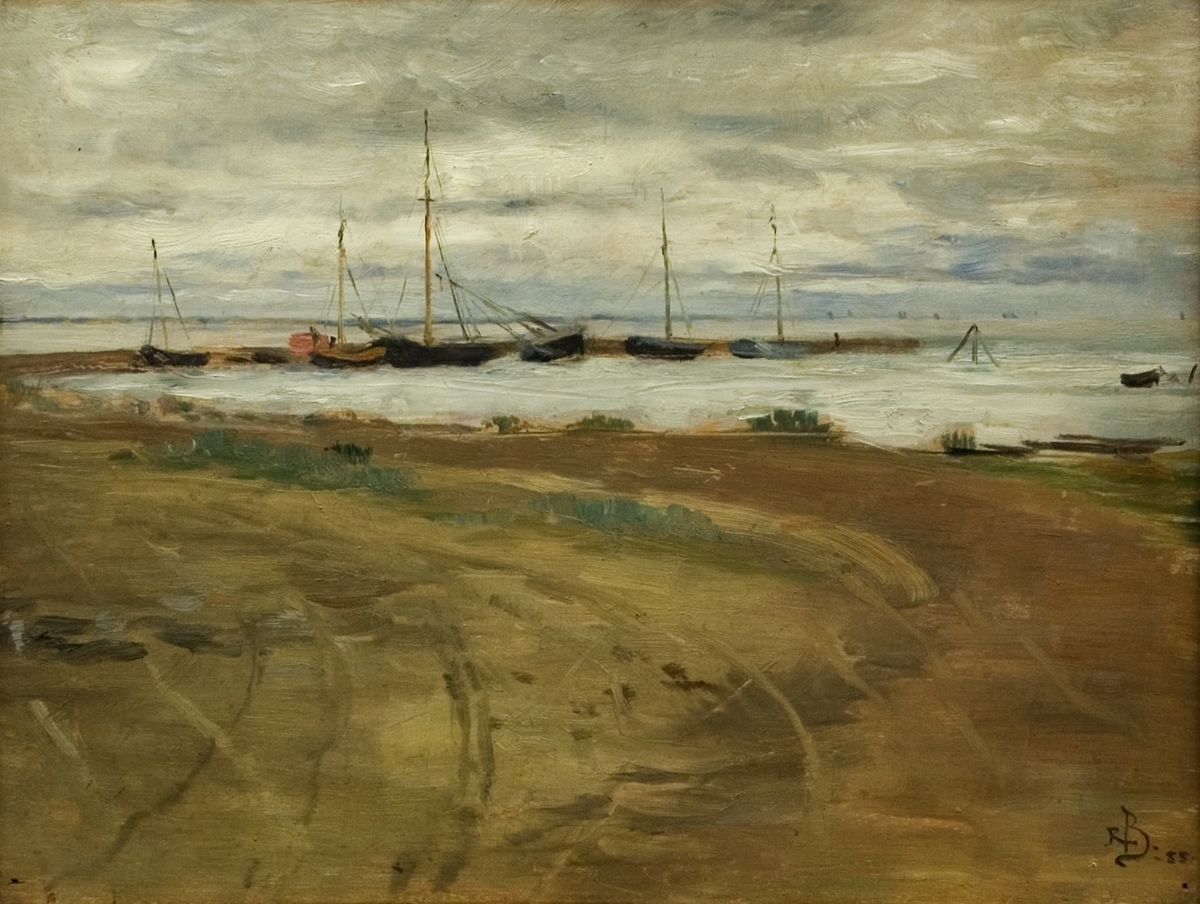 Oljemålning på träpannå, "Strandlandskap", troligen Frankrike, av Rickard Bergh. Sandstrand, vågbrytare med några fiskekuttrar förtöjda. Gråblå molning himmel. Förgylld ram.