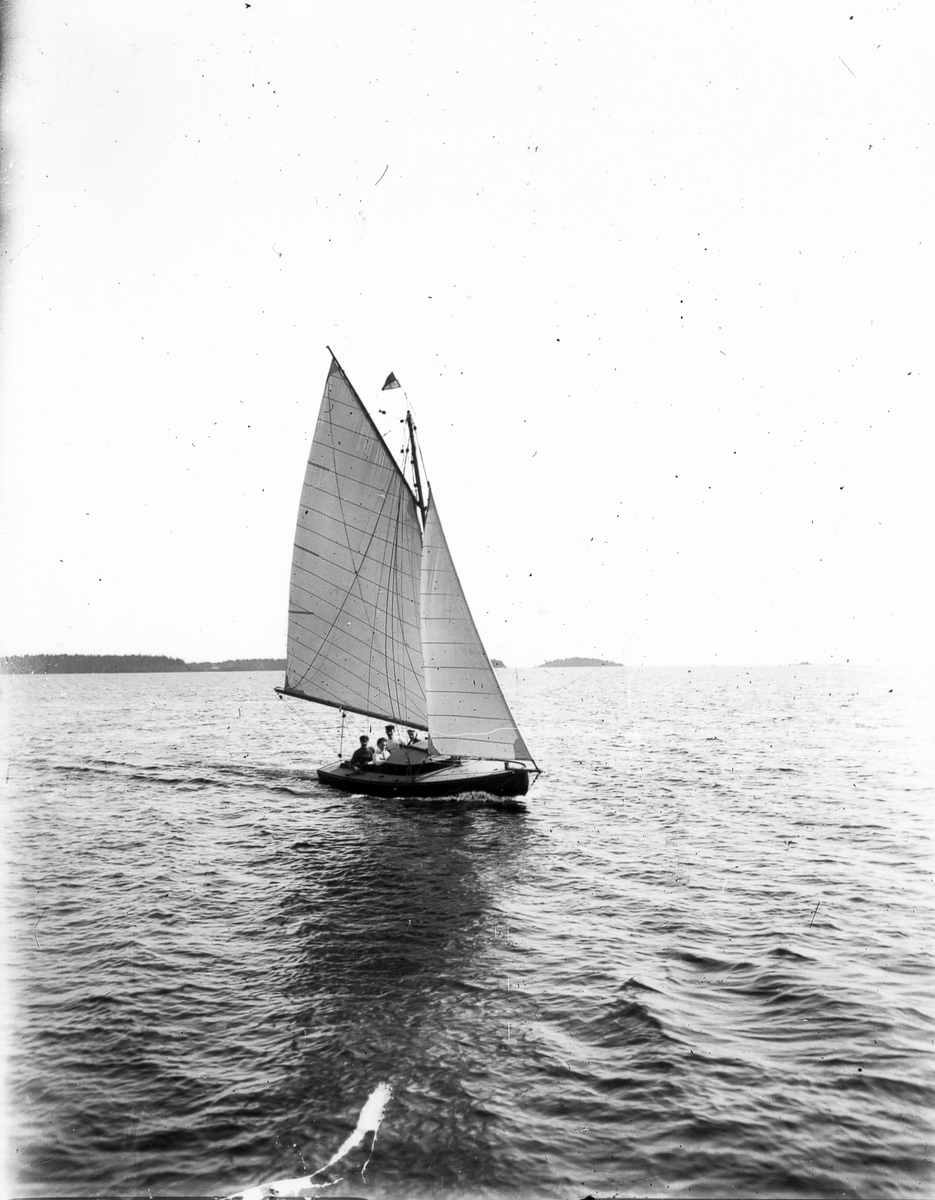 30 kvm skärgårdskryssaren "Beth" var utlottningsbåt inom Gävle Segelsällskap år 1908.