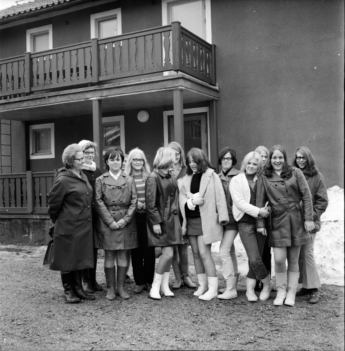 Arbrå,
Uppvaktning för de vinnande niorna, Lärare Kjerstin Persson och ev. Gun Palmqvist.
April 1969