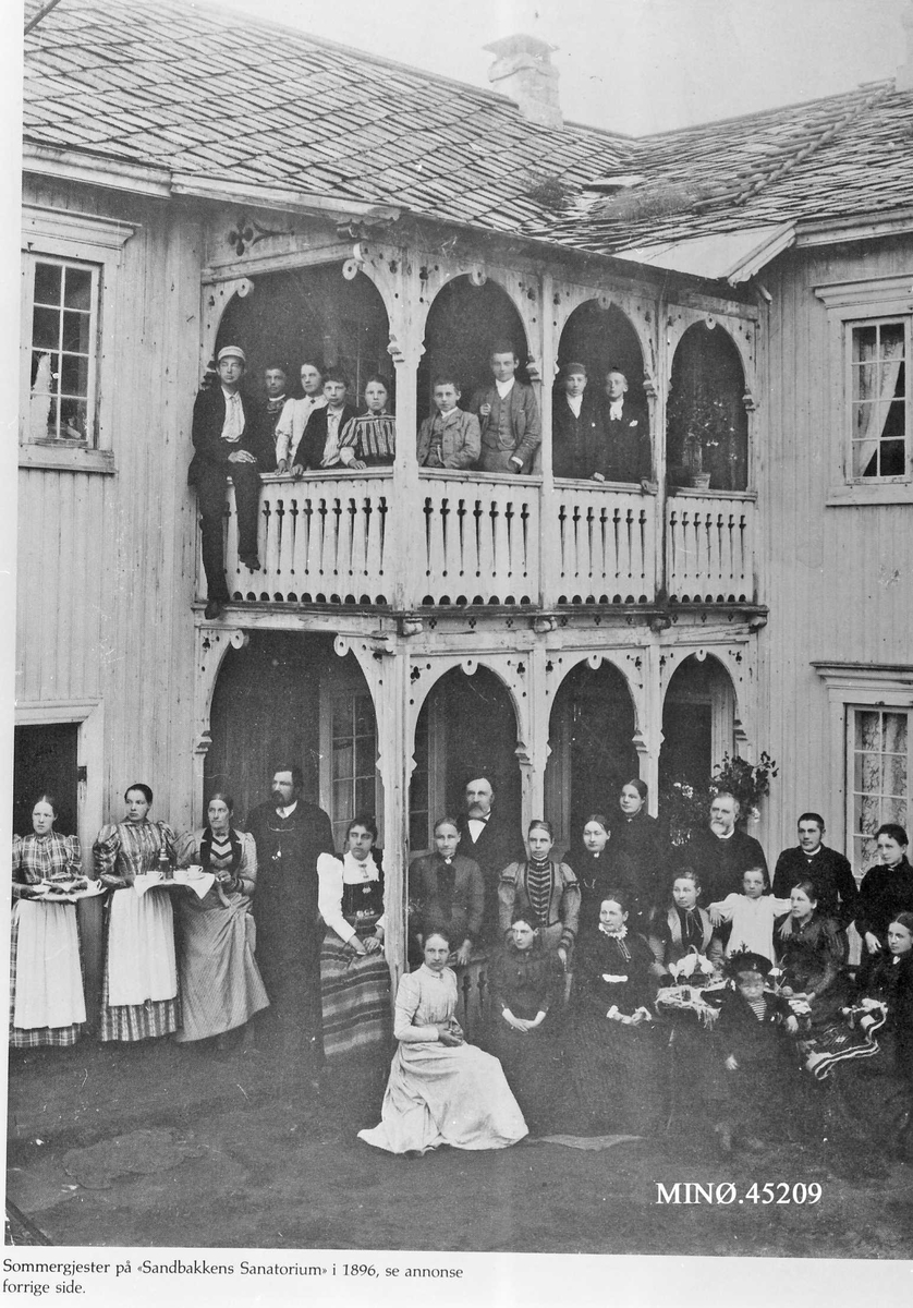 "Sommergjester på Sandbakkens Sanatorium i 1896". Avisutklipp