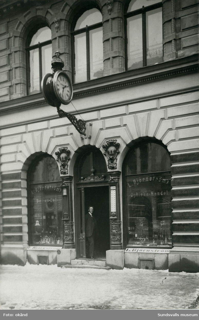 L. Björnströms Optiska Handel senare kallad Björnströms Ur & Optik på Storgatan 17. Anrik affär som startades 1875 av Ludvig Björnström. Sonen och efterträdaren Ernst Björnström står i dörröppningen.