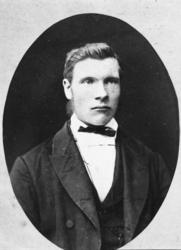 Portrett av Johan Henrik Iversen f.1851,Tranøy