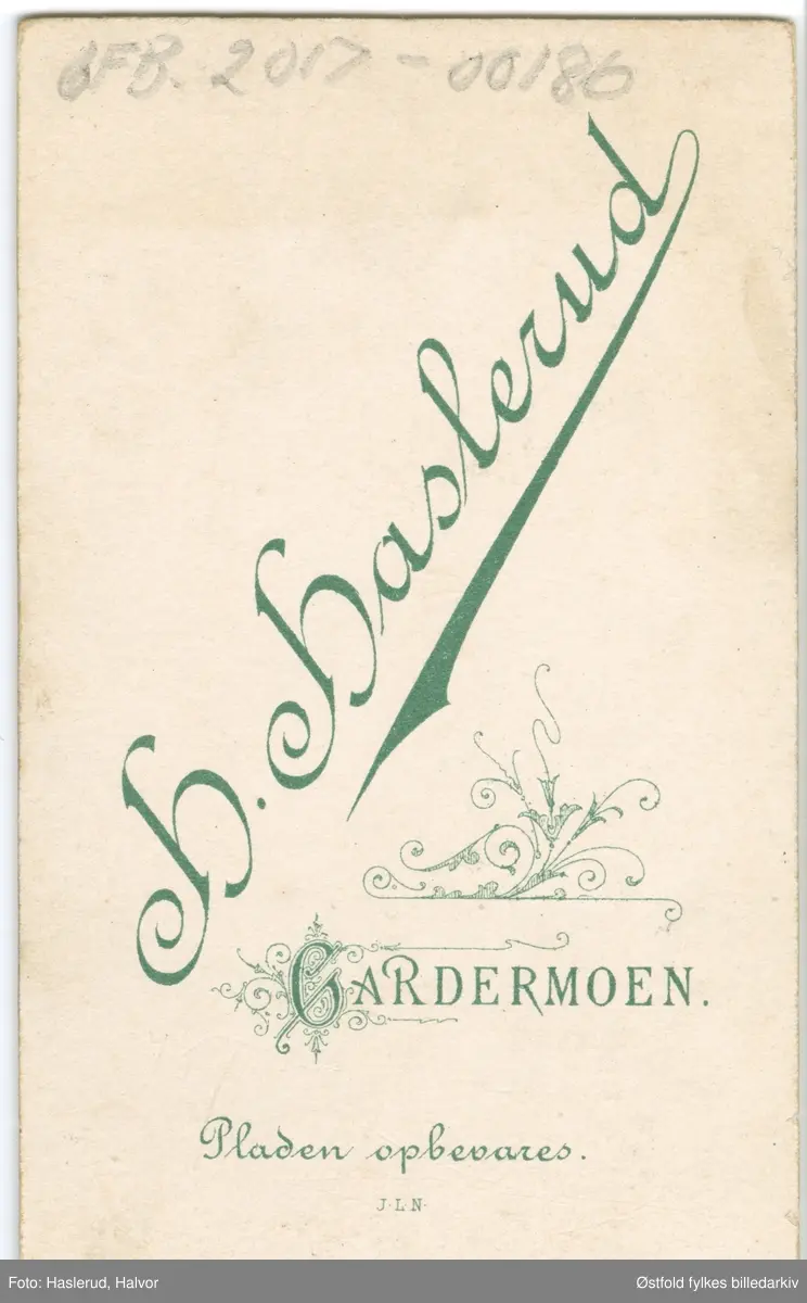 Portrett i atelier av ukjent mann, visittkort, ca. 1900- 1910.