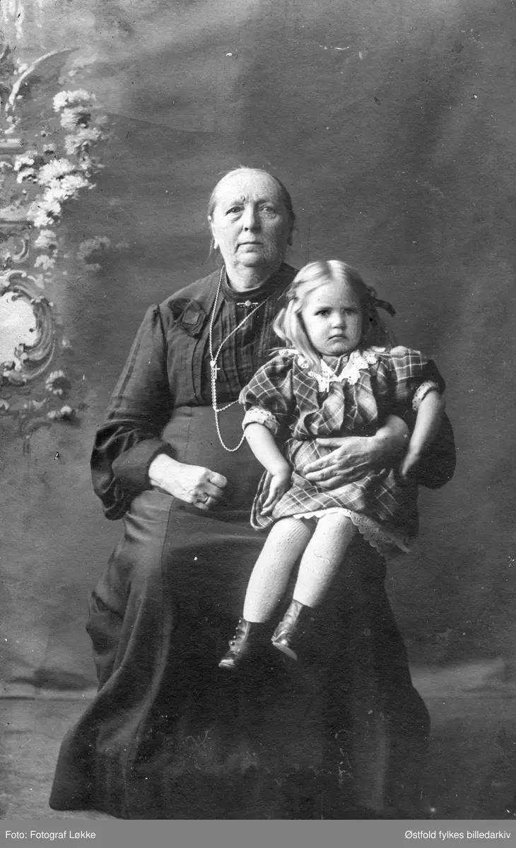 Portrett i atelier, av ukjent eldre kvinne og barn, visittkort, ca. 1890- 1900.