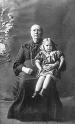 Portrett i atelier, av ukjent eldre kvinne og barn, visittko