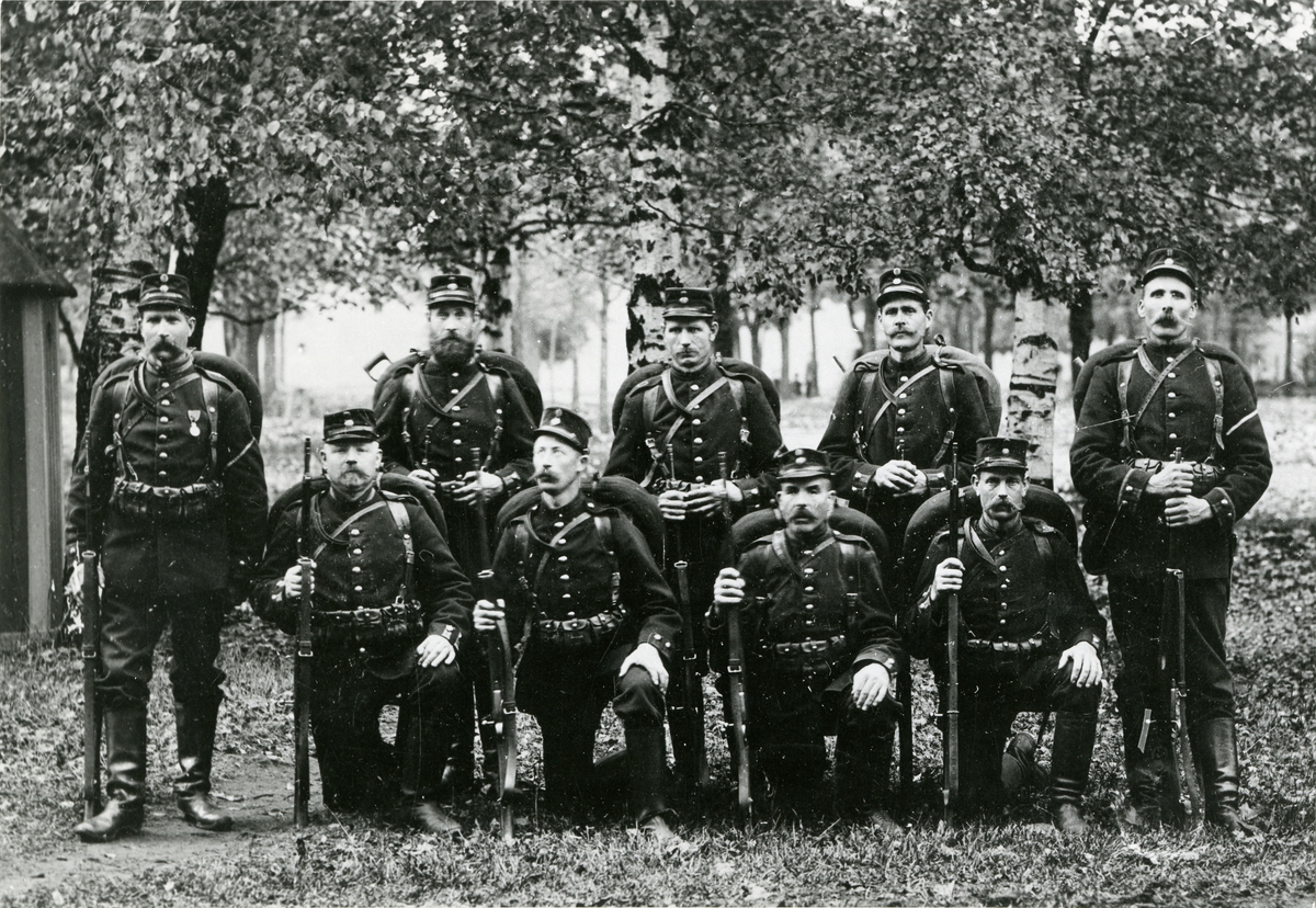 Grupporträtt av soldater, möjligen från Södermanlands regemente I 10.