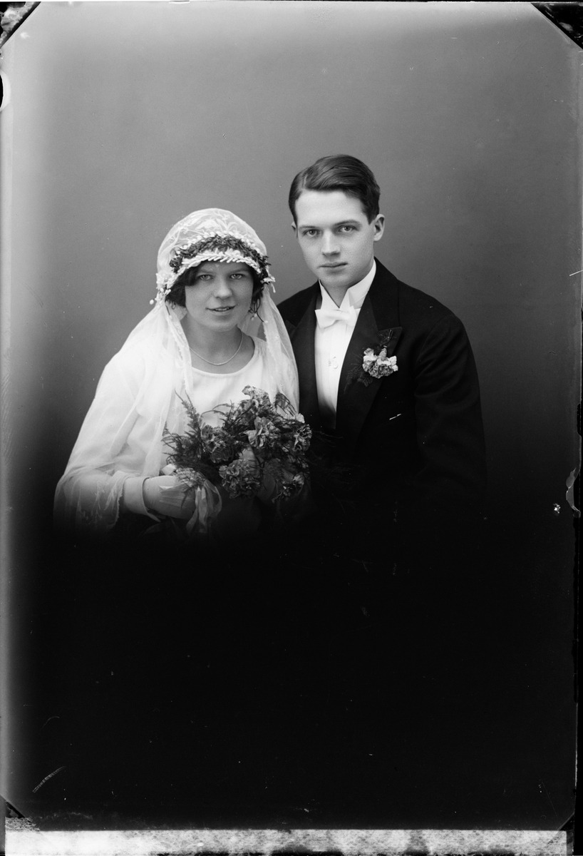 Brudparet Bladlund från Gimo, Uppland 1928
