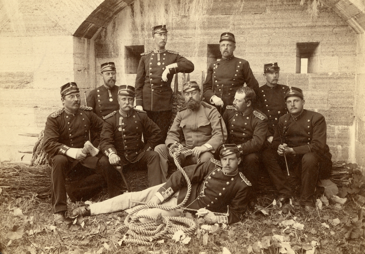 Deltagare i timmermanskursen samlade i värn, år 1886.