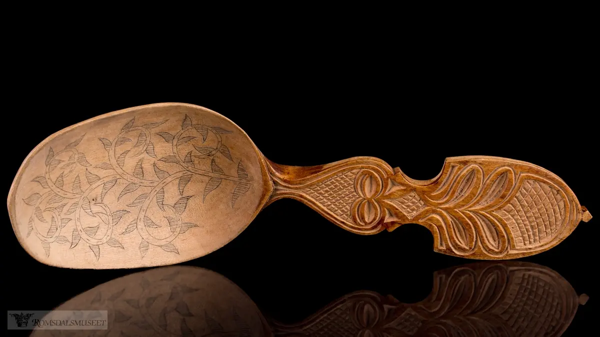 Stiliserte blad med rutemønster, blad- ornamentikk i C-kurver.(stenger med blad)