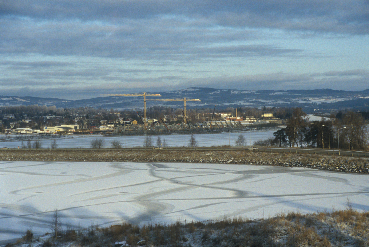 Hamar, Åkersvika, Vikingskipet, Hamar Olympiahall, byggearbeide, Stangevegen i forgrunn mot nord