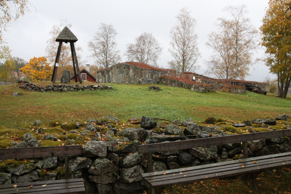 Kyrkoruin vid Huddunge hembygdsgård, Prästgården 1:1, Huddunge socken, Uppland 2014