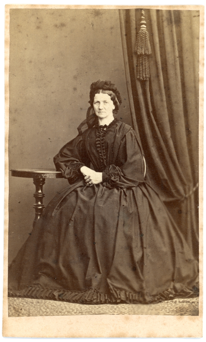 Enligt påskrift i fotoalbumet porträtt av fru Sahlström. Fotografiet även placerat invid porträtt av Peter Mathias Sahlström. Därav tolkat vara densamma som;
Carolina Charlotta Åman. Gift 1843 med nämnde bokhandlaren Sahlström (1815-1863) i Linköping.