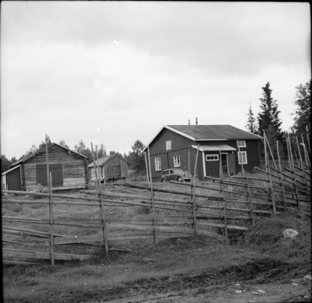 Gården Ol-Orsas i Stavsätra. Har namn efter Olof Olsson Bäckman som kom till byn från Ekshärad ca 1876. Han var morfar till Arvid Jonsson - "Post-Arvid" som finns på flera foton. Gården är Arvids föräldrahem.