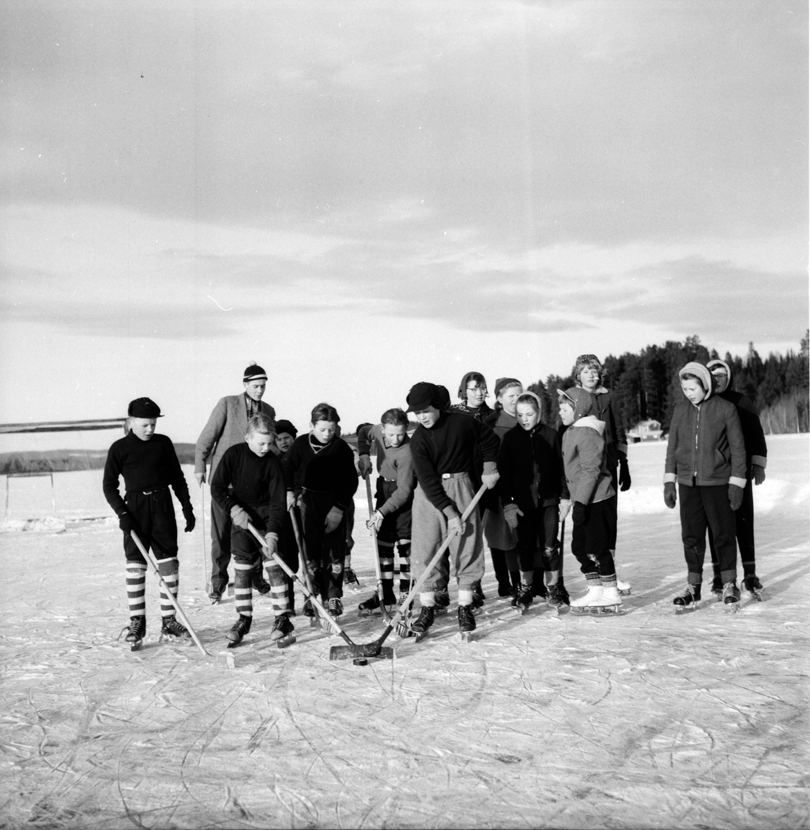 Skolbarn, affären, skogskörare i Skräddrabo.
18/1 1957
