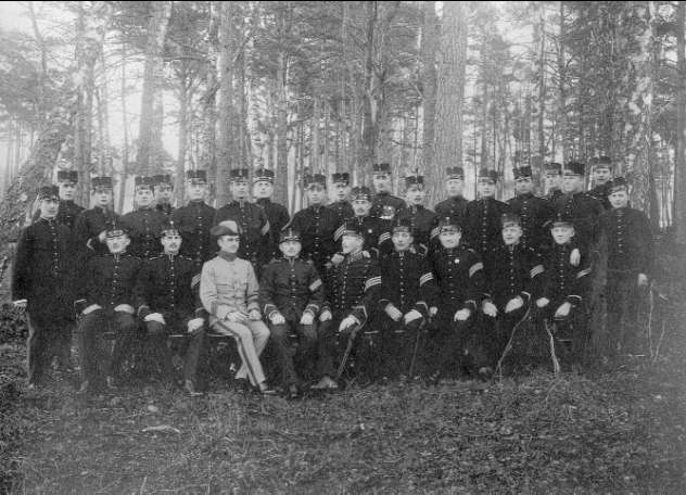 Karlsborg. Gruppfoto, 1. Bat. Konstapelsklubb art. 8. År 1908. För namnlista se bilaga. Foto: Alfred Sjöberg, Karlsborg.