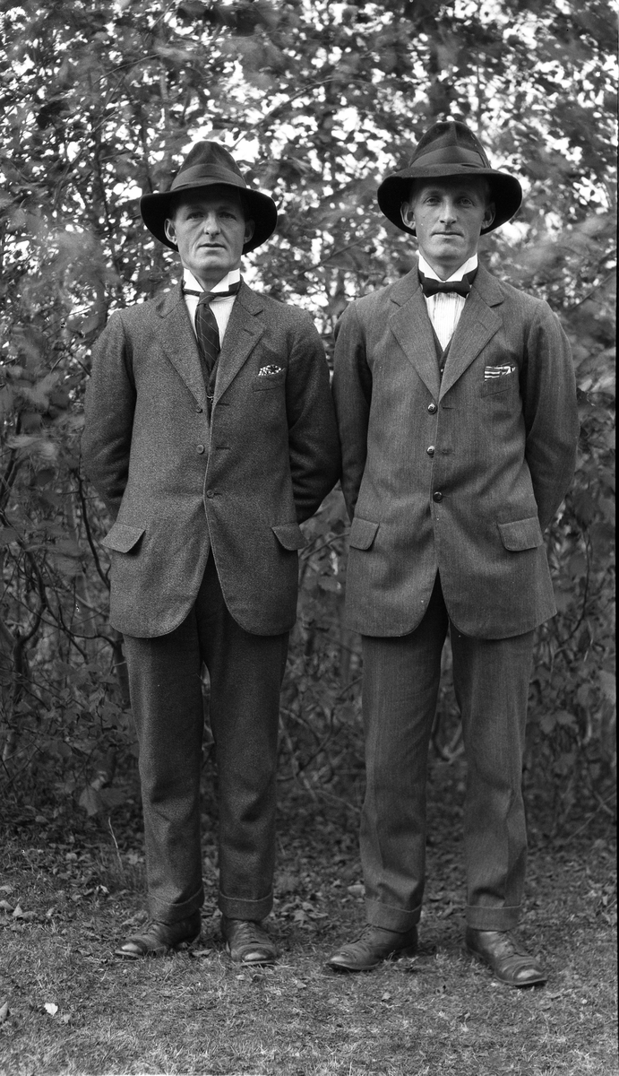 En serie på sju bilder av to kvinner og to menn, antatt søsken, i forskjellige grupperinger og positurer.
Følgende refererer til bilde nr. 1: Fra venstre Bernt Hagen, Anthon Hagen, Signe Hagen, Olga Hagen (?).