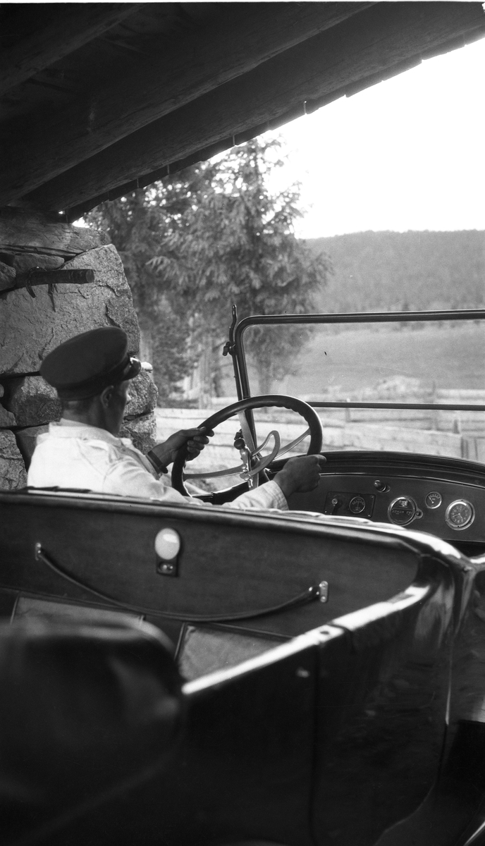 NASH automobil av ukjent årgang, med hhv. en og to personer. Mannen til høyre på bilde nummer 1 er Sigurd Røisli, til venstre muligens Martin Olsen.