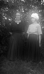 To uidentifiserte kvinner i helfigur. Tre bilder der de to e