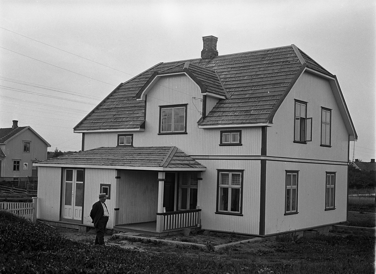 Villa muligens tilhørende Jens Madsen Grønli, NSB-ansatt. Husets nøyaktige beliggenhet er ukjent, men mest trolig Lena eller nærmeste omegn.
