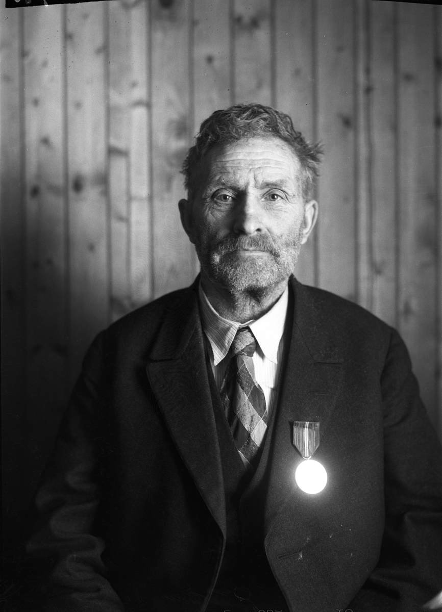 Peder Anton Gårderhagen tildelt Norges Vels medalje for lang og tro tjeneste på gården Rogneby. Utdelingen skjedde like før jul 1934.