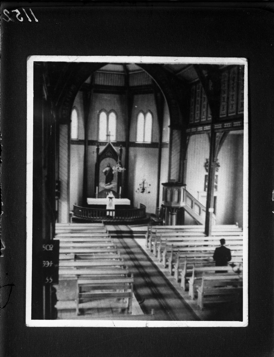Avfotografert bilde av et uidentifisert kirkerom.