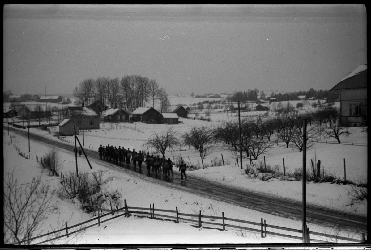 Norsk avdeling under tilbaketrekking langs daværende riksveg 33 på Kraby, Ø.Toten, i aprildagene 1940.