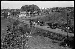 Tysk militærkolonne på daværende riksveg 33 på Kraby, Ø.Tote