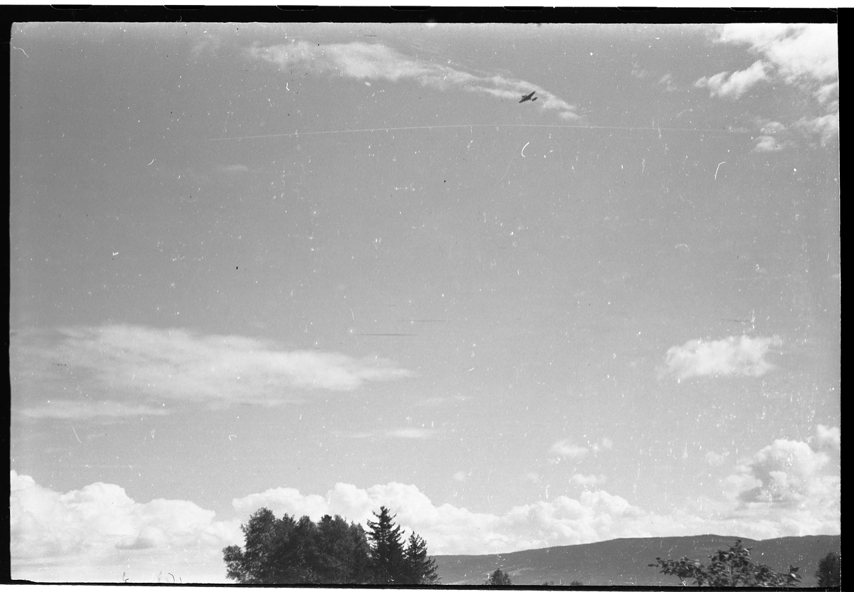 Tyske fly på himmelen, noen over Kraby og noen over Lena. April/Mai 1940. Serie på sju bilder.