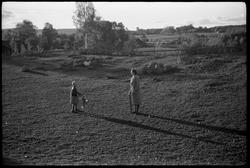 Sigrun Røisli og mor Karine på utflukt i Krabyenga, Østre To