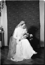 Trolig Aase Lund - Brudeportrett. Fem bilder februar/mars 19