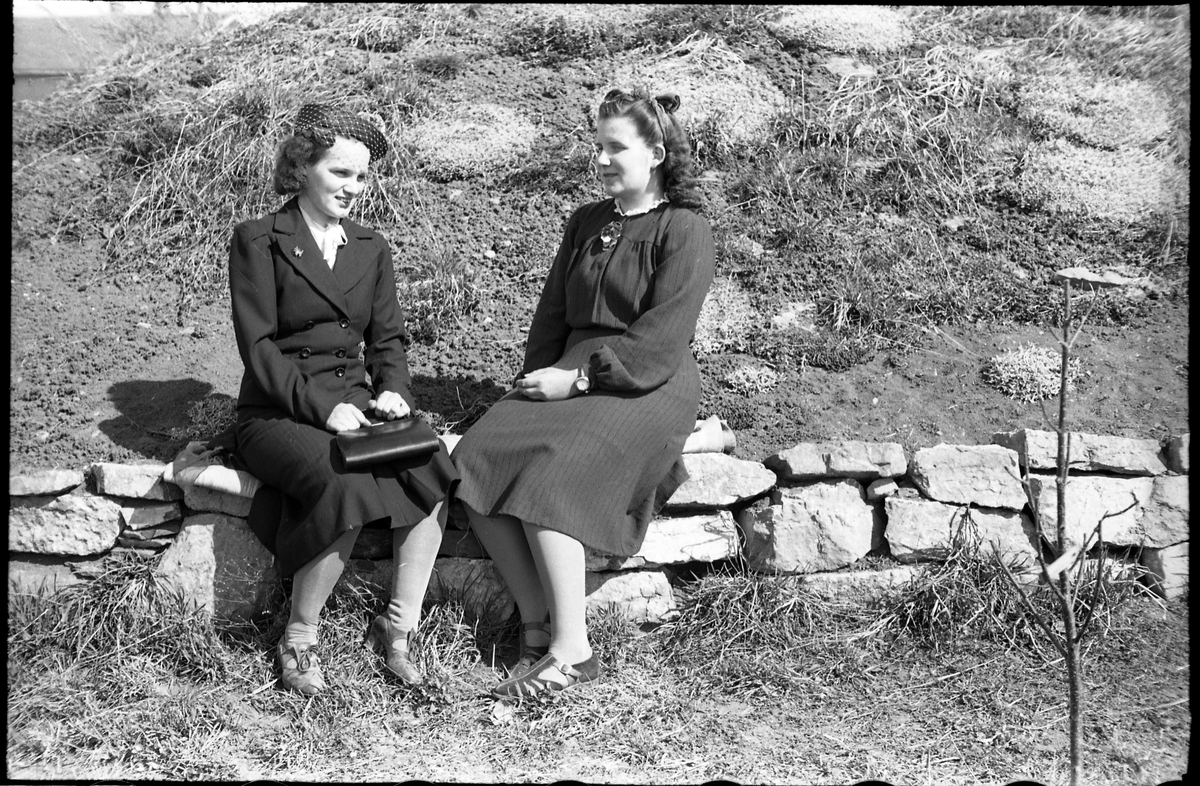 Portrett av to unge kvinner, Jenny Nettum og Solveig Langerud. Serie på fem bilder.
Bilde nr. 1: De to sammen, Jenny Nettum til venstre, Solveig Langerud til høyre.
Bilde 2 og 3: Jenny Nettum alene.
Bilde 4 og 5: Solveig Langerud alene.