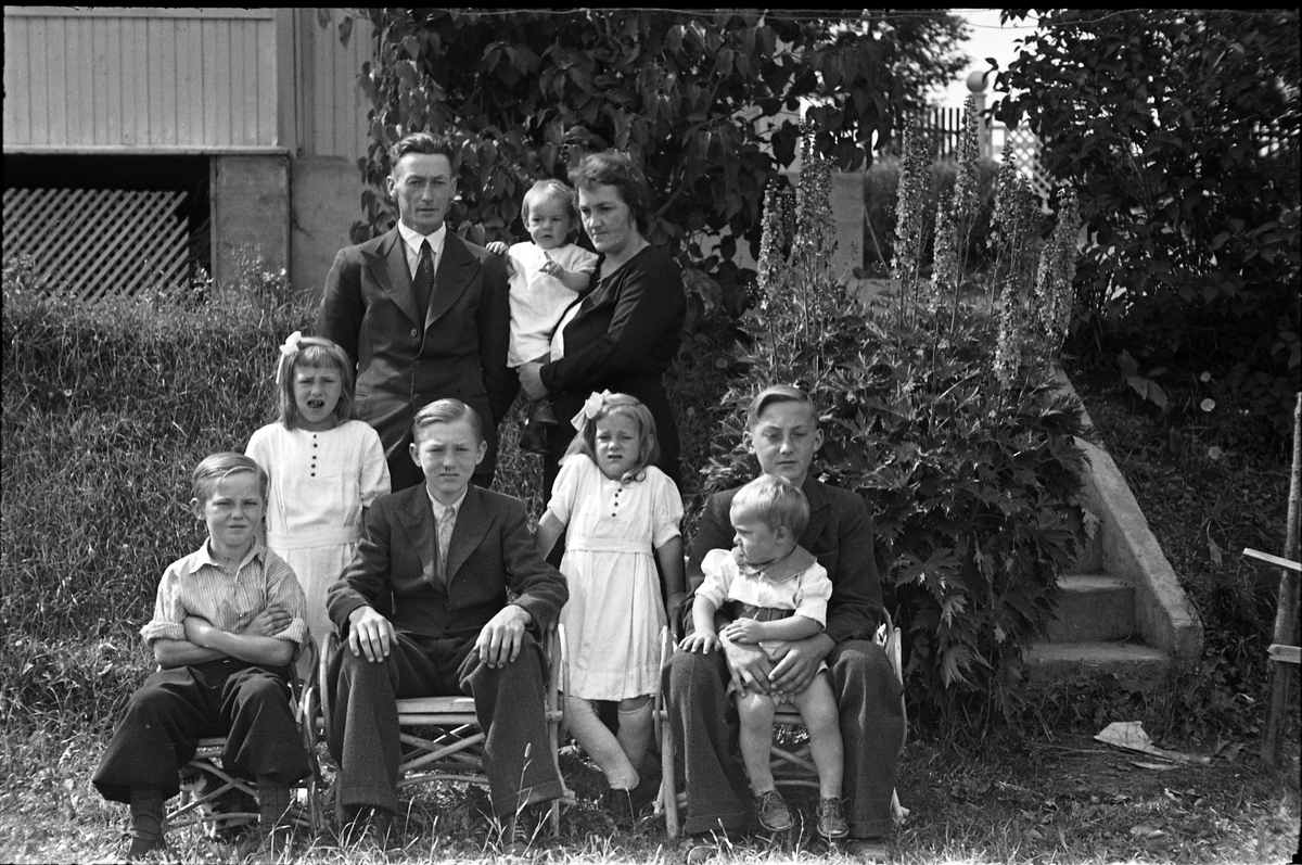 Ole Petter og Klara Bekkelund med barna juli 1943. Bak fra venstre: Willy, Ole, Liv og Kjell. Levi på farens fang, Edit på moras, og mellom foreldrene Gerd. Serie på sju bilder.