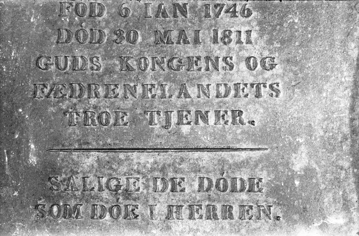 Amtmann Christian Sommerfelts gravminne på Hoff kirkegård i Østre Toten, fotografert vinteren 1945. Serie på 9 bilder med detaljer fra gravminnet.