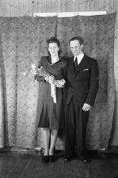 Brudeparet Marie Glommen og Odvar Bråten. Serie på 8 bilder,