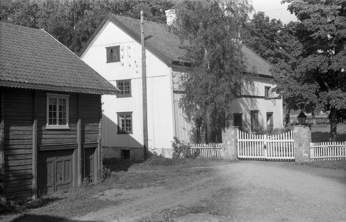 Fra gården Rogneby i Østre Toten. Serie på 10 bilder av bygninger og gårdstun.