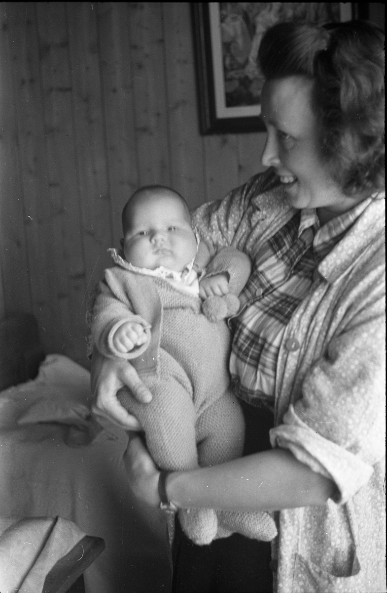 Ingrid Hagen, født Lund fra Brunsberg, med sin førstefødte, dattera Berit. Mars 1947. Serie på 6 bilder, de to første av mor og barn sammen, de fire siste barnet alene.