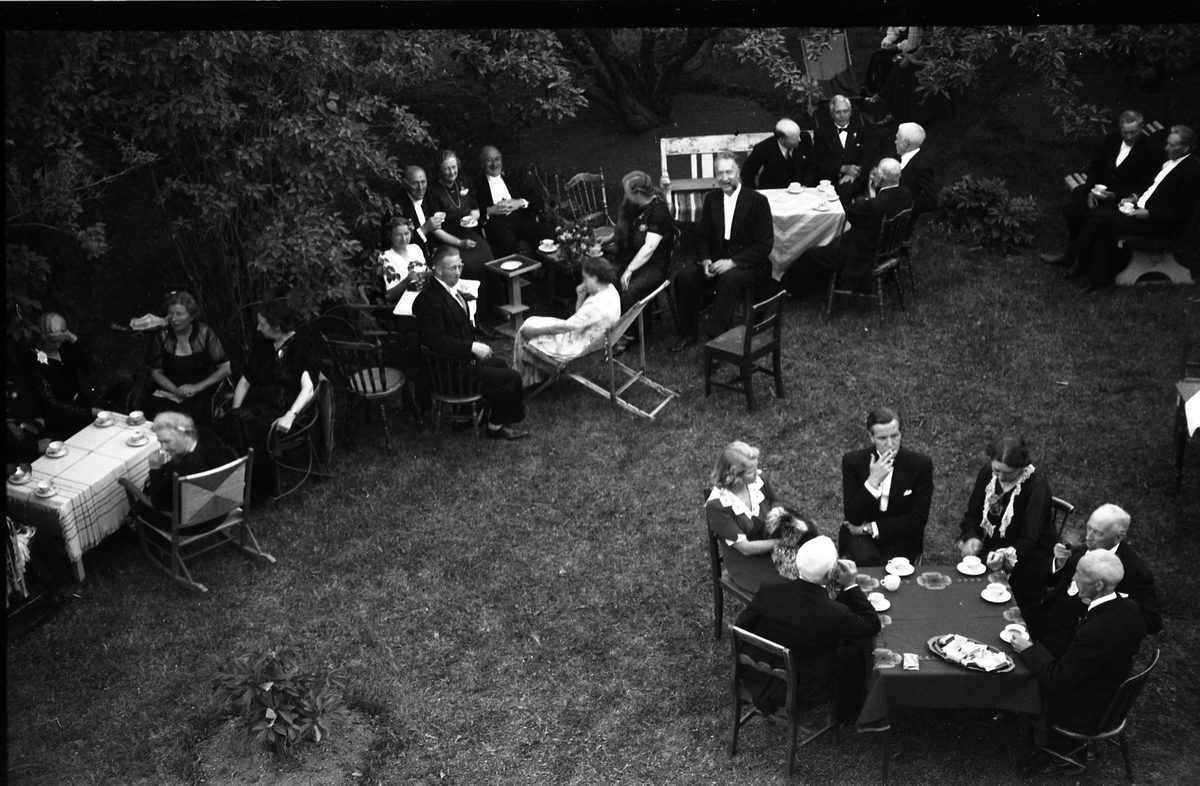 Trolig fra bryllupet til Guri Tømmerstigen og Magne Lunn, 25. juni 1947. Gjester samlet trolig i hagen hos Tømmerstigen på Lena. Ingen av personene er identifisert.
