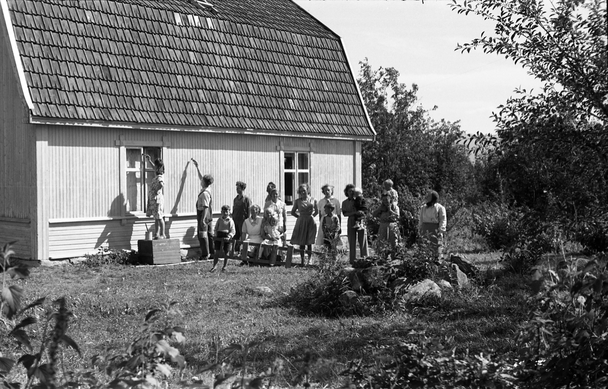 Fire bilder av ei gruppe personer samlet foran et hus. Stedet er Nohr i Nylinna, Østre Toten, året 1948, og anledningen er en maledugnad på huset. Noen av personene er identifisert. Plasseringen som her nevnes refererer til bilde nbr. 1 og 2: Ytterst til venstre Hilda Mathilde Svendsen (f.Vasveen). Hun var på dette tidspunkt trolig enke, og eier av huset som hun og mannen Johannes Svendsen hadde kjøpt av Markus Hansen i 1930. Ved sida av henne Marie f.Vasveen (etternavn ukjent). Hun var bosatt i Oslo, og var trolig Hildas søster. Nr. 4 fra venstre er Kari Vasveen (g.Kristiansen), og nr. 7 Eva Vasveen (g.Lieshagen). Helt til høyre med skaut, Hjørdis Svendsen, Hildas datter. De øvrige er ikke identifisert.