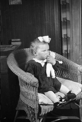 Portrett av en uidentifisert jentunge. Seri på 7 bilder.