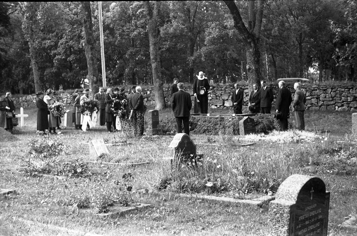Begravelse på Hoff kirkegård 1949, Den avdøde er løytnant Petter Lovisendal (1873-1949) som hadde tjenestefjort på Starum.   Serie på sju bilder, der noen er fra gravfølget på veg til grava, noen ved grava. Presten er trolig Finn Sommer.
