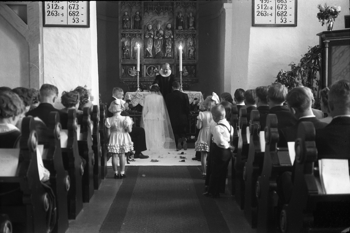 Serie på sju bilder fra vielse i Balke kirke september 1949. Brudeparet er Gudny f.Hveem og Andreas Moe. Brudepikene er Sissel Homb (g.Røisli) til høyre og Kari Aass (g.Johansen) til venstre.