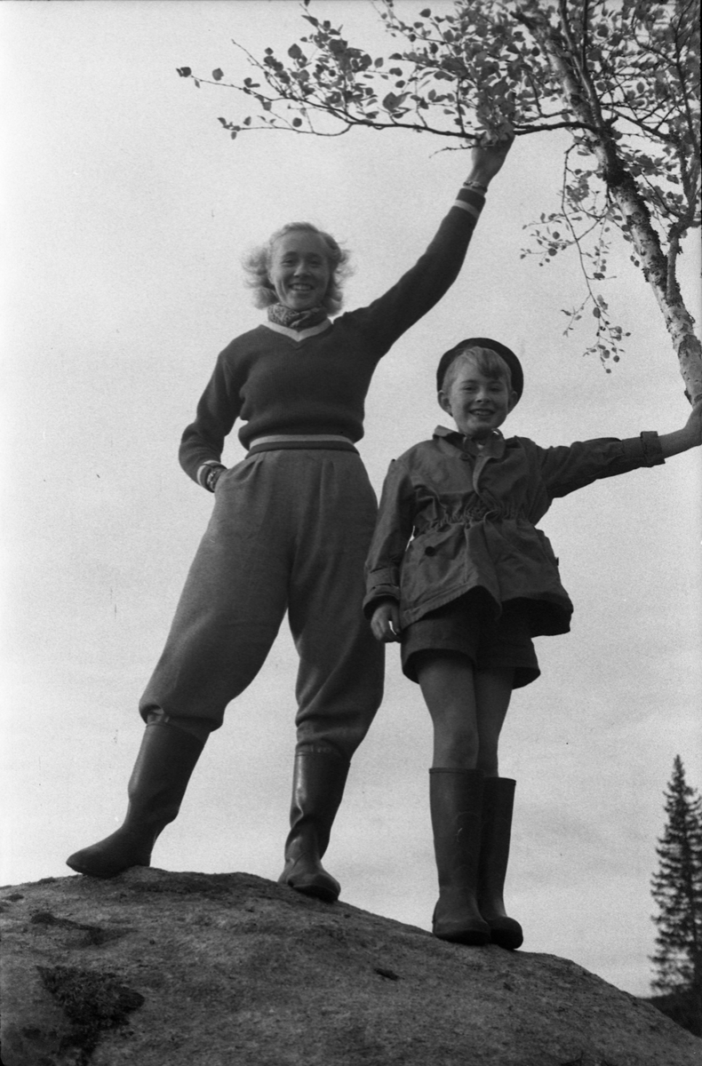Sigrun Røisli og broren Kjell, trolig Totenåsen høsten 1949.