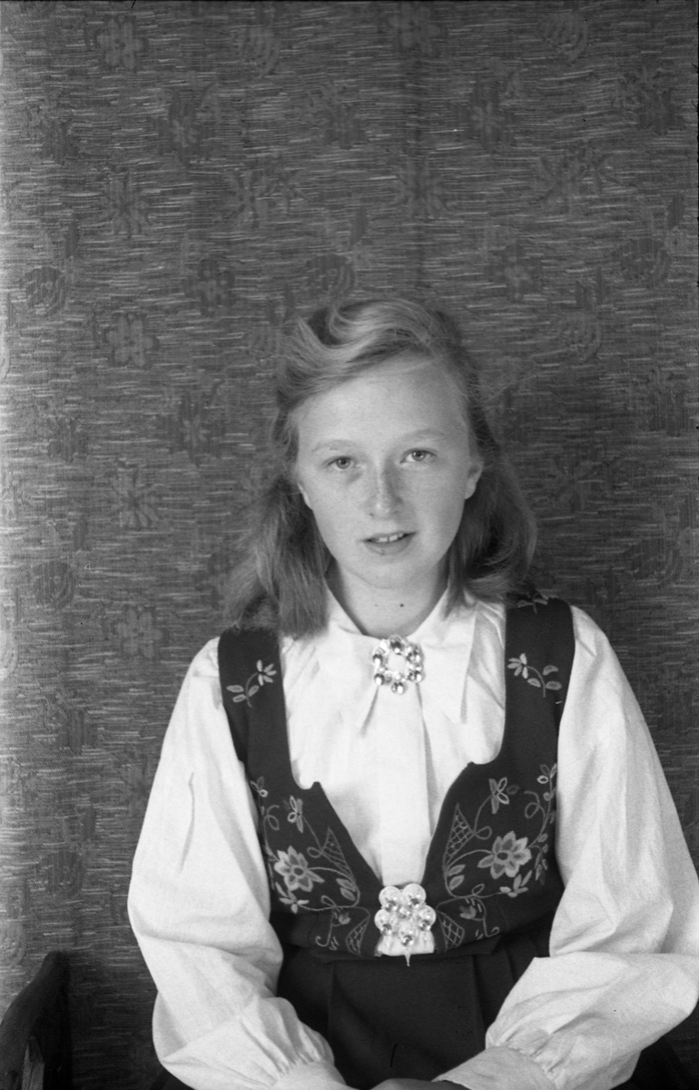 Heidi Raddum, trolig som konfirmant høsten 1949. Åtte bilder.