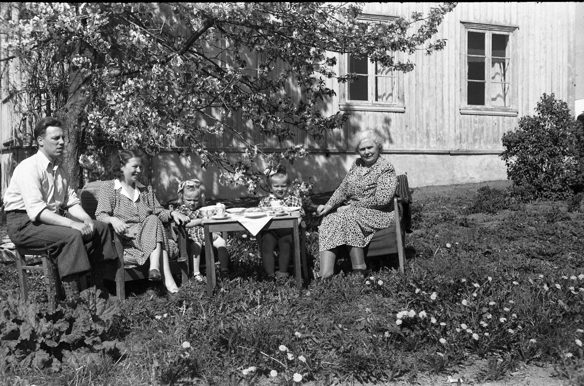 Dyrlege Nils Sundby, sannsynligvis hans hustru Else, og deres to døtre Anne Lene (eldst) og Turid. Den eldre kvinnen er ikke identifisert. Fem bilder.
