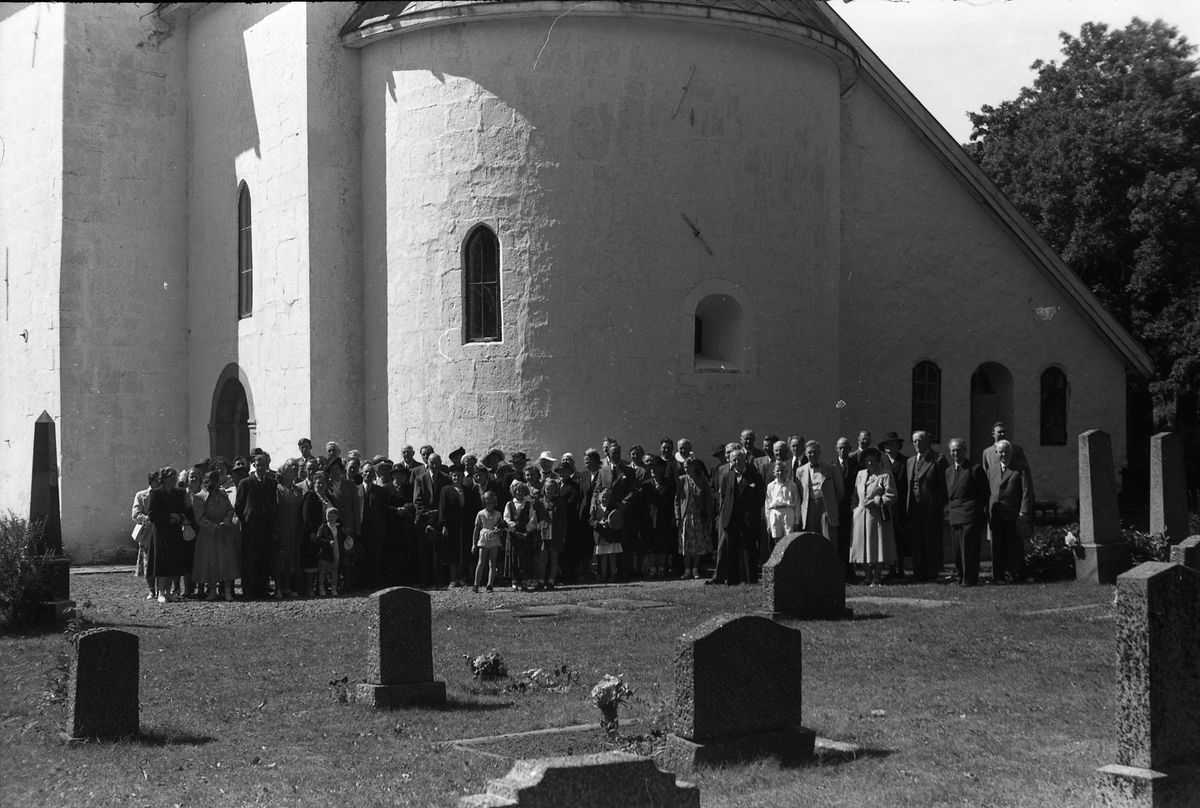 En gruppe personer samlet ved Hoff kirke. Ukjent hvem og i hvilken anledning. Serie på 8 bilder.