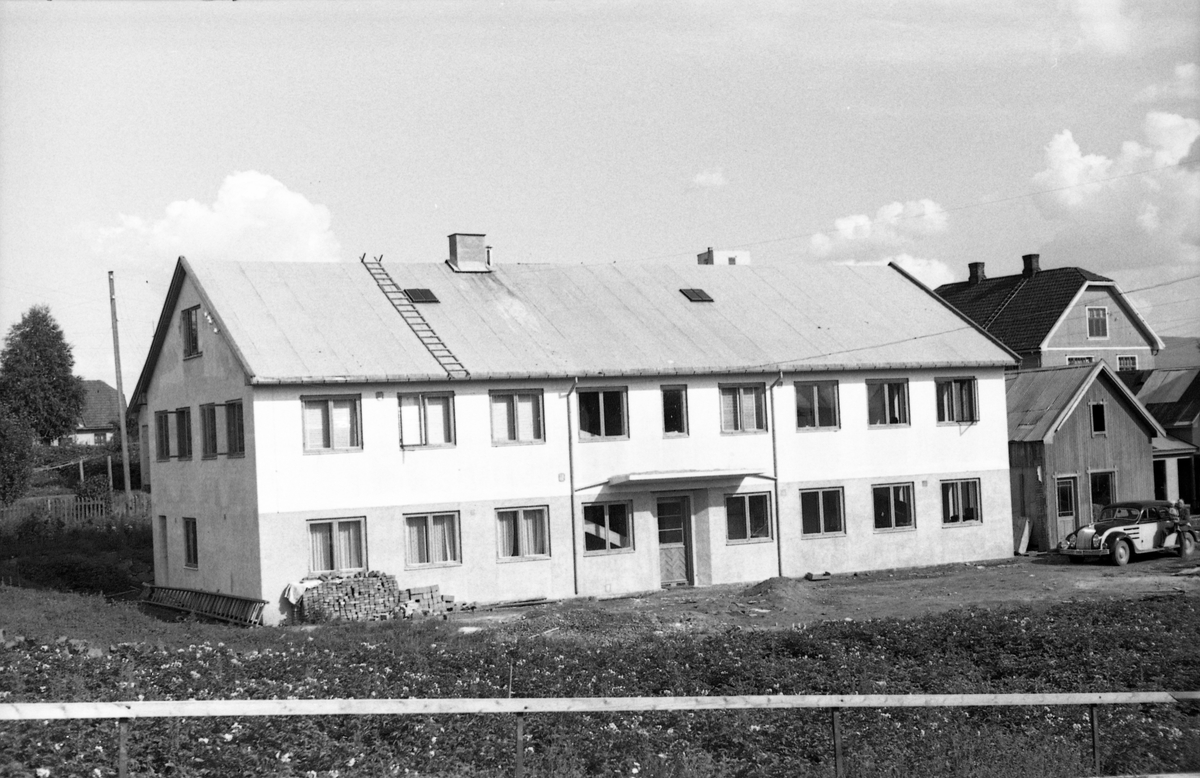 Lindkon konfeksjonsfabrikk på Lena på ettersommeren 1950. Bygningen ble oppført 1949-1950, revet 2015.