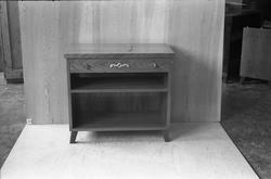 Lavt skap med skuff og hylle. Trolig fra et lokalt snekkerve