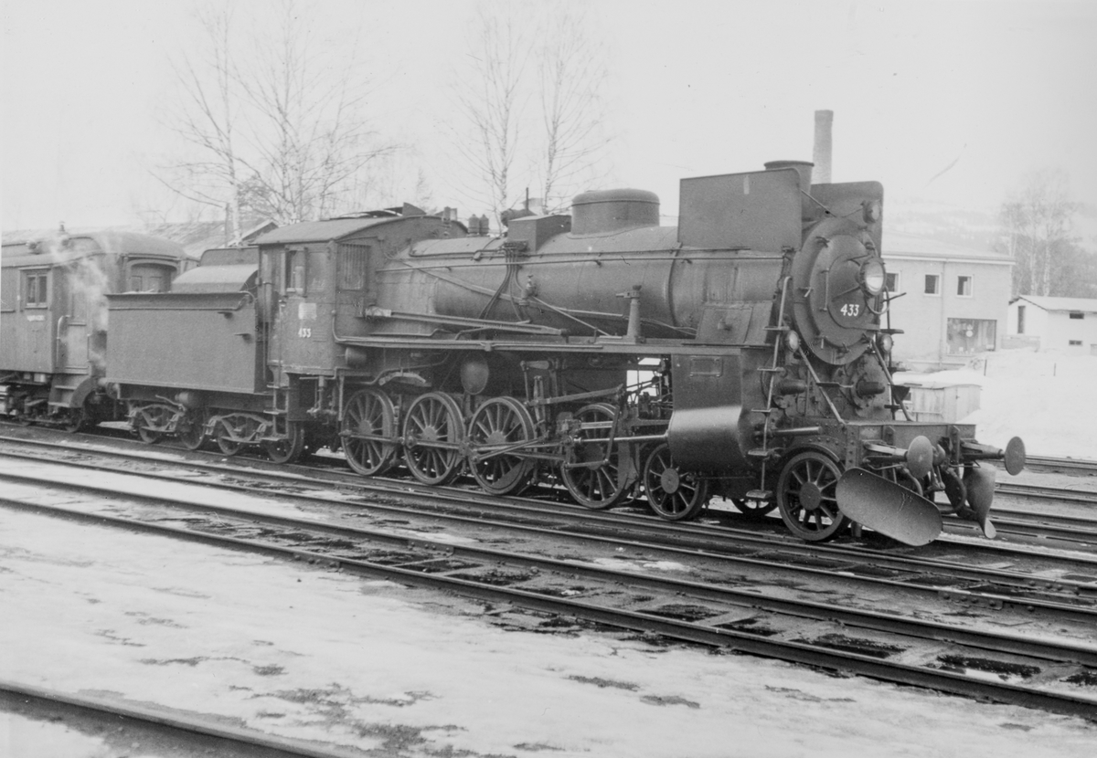 Damplokomotiv type 26c nr. 433 med persontog fra Fagernes til Oslo Ø på Dokka stasjon 2. påskedag 1967